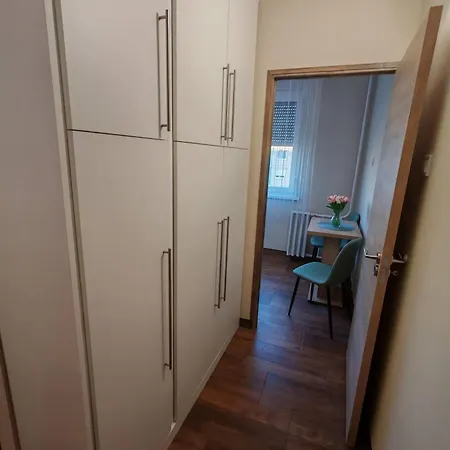 Cozy Downtown Nook For Rent *